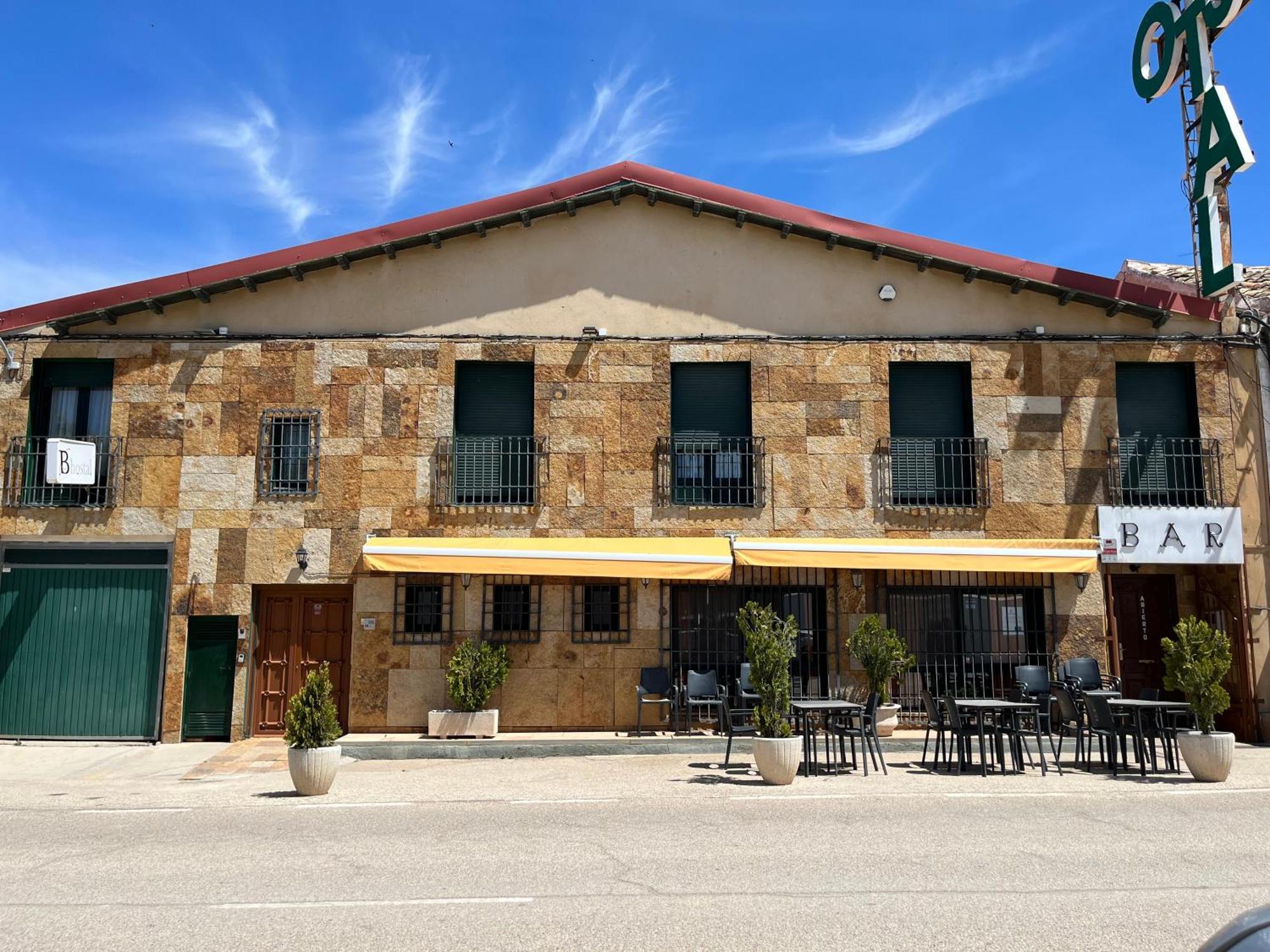 Hostal Restaurante Bustos Villarrubio Exterior photo